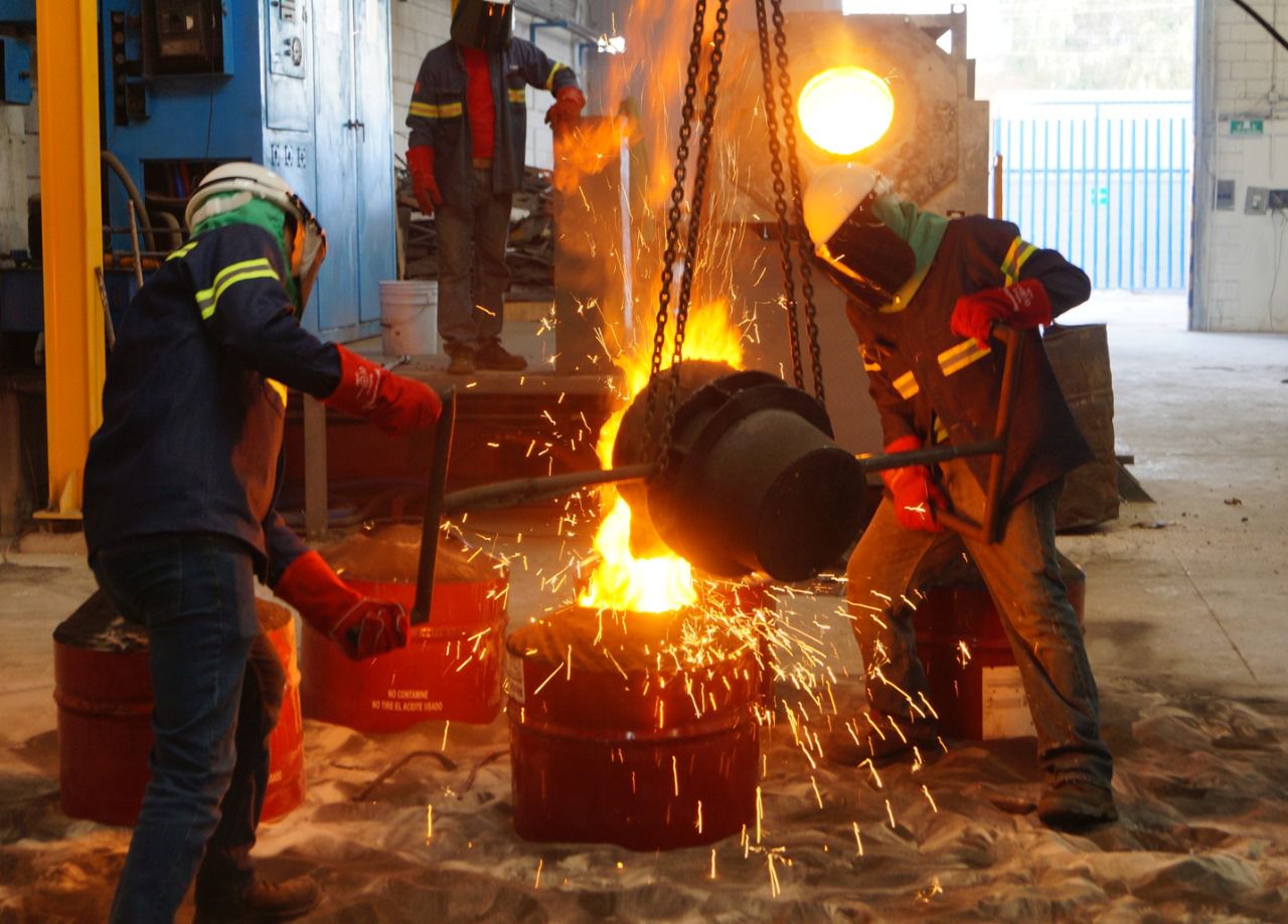 Colada de metal fundido en la planta de Fundición JDC